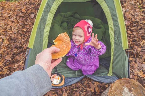 Осенний День Ребенок Завтракает Палатке Кемпинге Лицензионные Стоковые Изображения