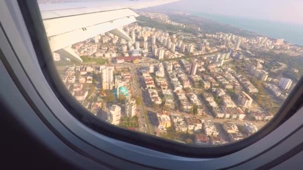 Le vol vers la vue aérienne de la ville depuis la fenêtre — Video