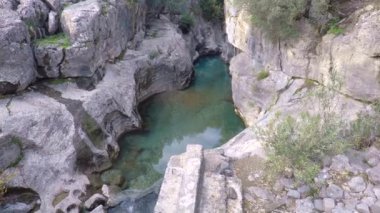 Turkuazda bir dağ nehri olan derin vadi.