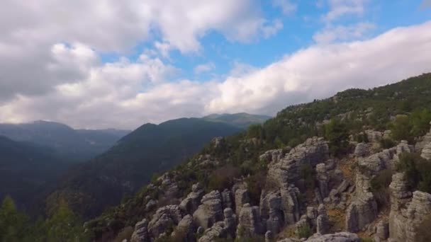 As rochas e árvores vista do deck de observação — Vídeo de Stock