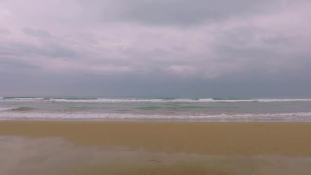 Der leere Sandstrand und das Meer mit Wellen — Stockvideo