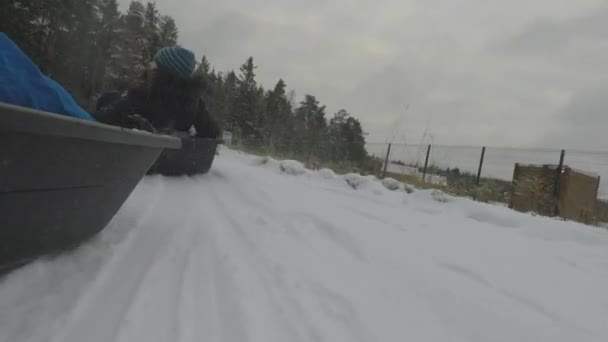 O inverno um trator rastejante puxa crianças em um trenó — Vídeo de Stock