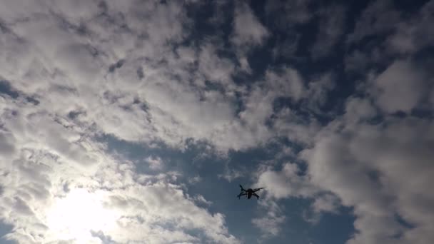 无人机在山上飞行，看到了射击 — 图库视频影像