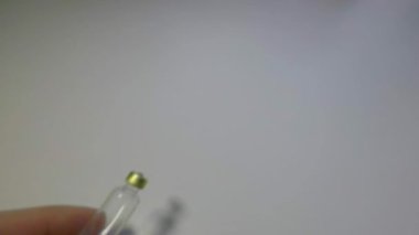 Şırınga ve ampul beyaz bir masa üzerinde aşı ilacı insülin