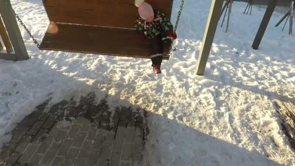Zima dziecko huśta się na huśtawce łańcucha — Wideo stockowe