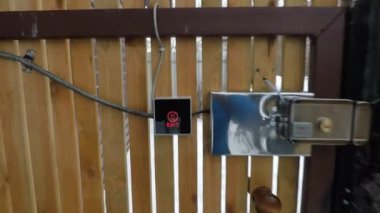 Kışçı kapıya gelir ve çıkış düğmesine basar.