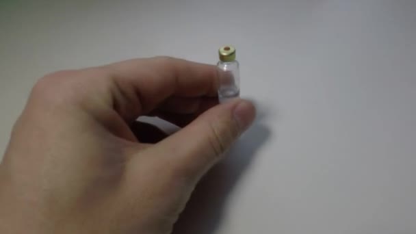 A ampola de medicamento e uma seringa de insulina são colocadas sobre a mesa — Vídeo de Stock