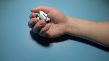 Tıbbi narkotik madde mavi arka planda.