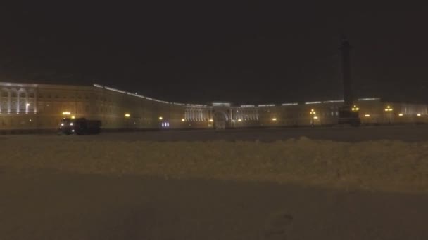 Na noite em que o carro limpa a neve com um escudo — Vídeo de Stock