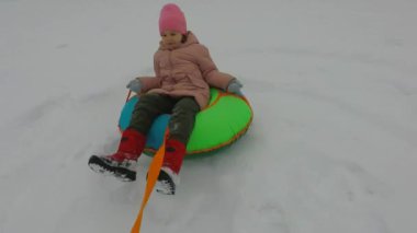 Çocuk borudan sarkıyor ve oradan düşüyor.