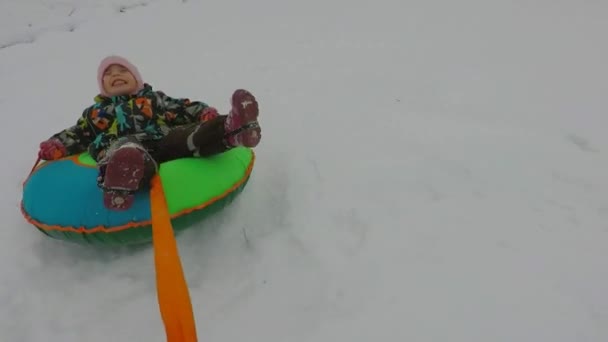 Il bambino è aperto sul tubo e cade da esso — Video Stock