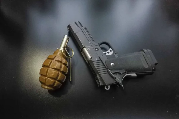 Fond Noir Pistolet Une Grenade Main — Photo