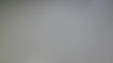 Bir ampul ilaç ve mavi bir masanın üzerinde bir insülin şırıngası.