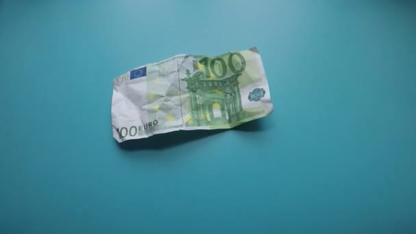 Синий стол они покупают таблетки за евро — стоковое видео