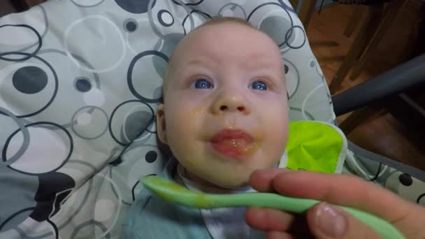 孩子用勺子喂孩子们吃婴儿食品 — 图库视频影像