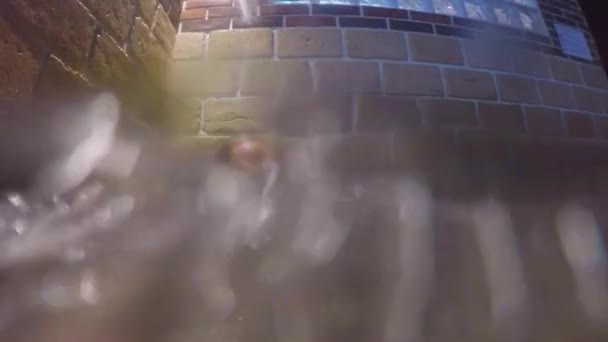 Mannen sitter i en bubbelpool och njuter av en hydromassage — Stockvideo