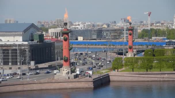 Το νησί Vasilyevsky Spit Strelka με στήλες του Rostral με φωτιά στην Αγία Πετρούπολη — Αρχείο Βίντεο