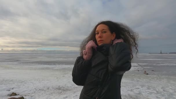 L'inverno una ragazza triste sull'argine del mare ghiacciato — Video Stock