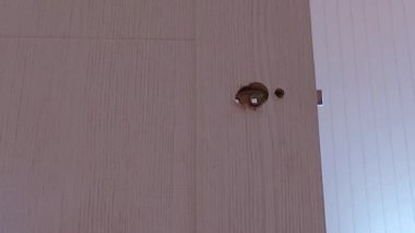 İşçi kapı aralığındaki kilide saplar.