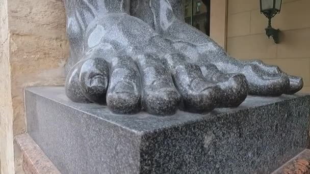 Le Gros plan des pieds de la statue en marbre de l'atlanta — Video