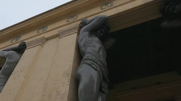 Мармурова статуя людини атланти — стокове відео