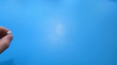 Mavi masada doğum kontrol hapı, prezervatif ya da hap seçeneği var.