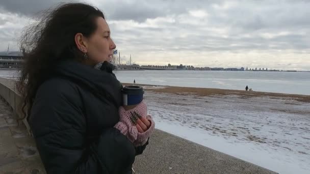 L'hiver sur le remblai, une fille triste avec un verre de café — Video