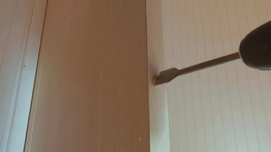 İnşaatçı kilidi açmak için kapıda bir delik açar.