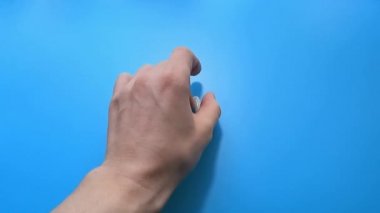 Mavi arka plan, prezervatif ve doğum kontrol hapları arasında seçim yapın.