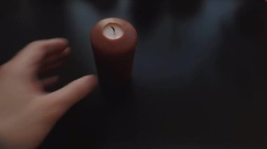 Siyah arkaplan mumu yanıyor ve bir uçak var.