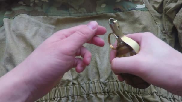 El soldado saca el anillo de seguridad de una granada de mano — Vídeo de stock