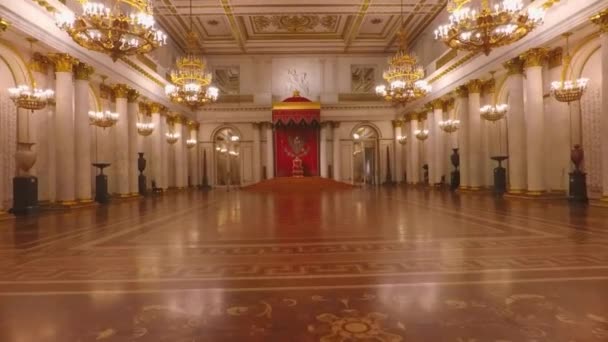 De troonzaal in rood versierd met goud — Stockvideo