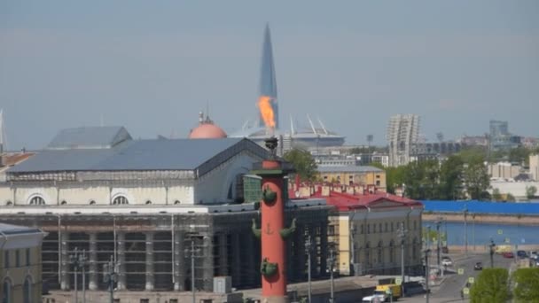 La vue des colonnes rostrales en feu et de la bourse — Video