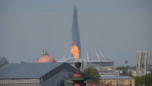 Der Blick auf die brennenden Rostrosäulen und die Börse — Stockvideo