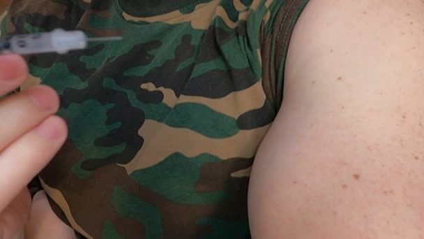 Le soldat se donne une chance dans le bras — Video