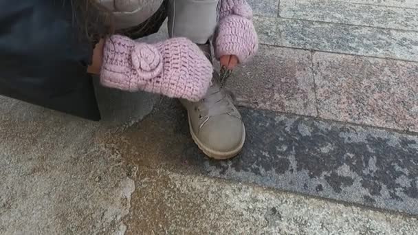 La fille aux longs ongles essaie de nouer ses lacets dans ses chaussures — Video