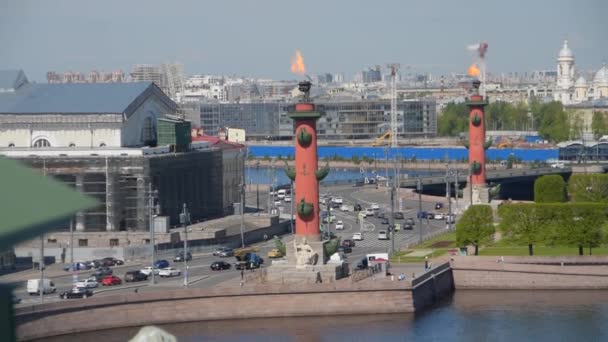 La vue de la hauteur de la flèche de l'île Vassilievsky et les colonnes rostrales — Video