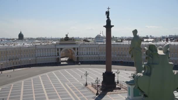 Het uitzicht vanaf de hoogte van het paleis plein het hoofdkwartier en de Alexander pijler — Stockvideo