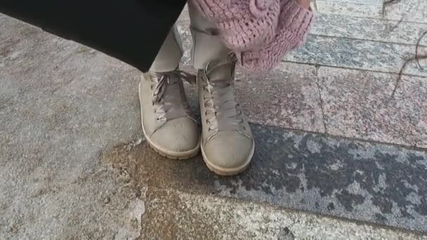 La chica con las uñas largas trata de atar sus cordones — Vídeo de stock