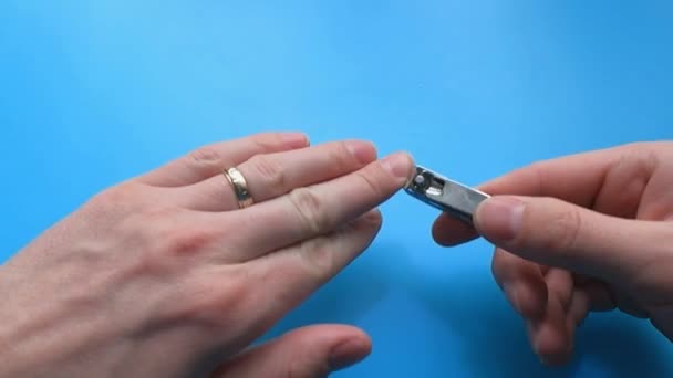 The man cuts his nails in close-up — Stock Video