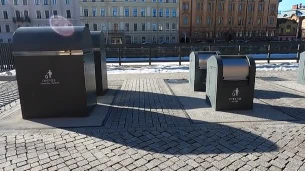 Les conteneurs de collecte des ordures séparés dans la rue ; — Video