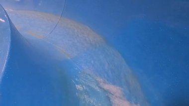 İnsanların olmadığı bir su parkındaki kaydırak.