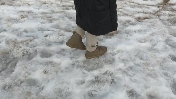 Die Füße des Mädchens hautnah am Sandstrand im Winter — Stockvideo