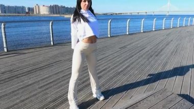 Güneşli bir sabahta kız esneme hareketi yapar.