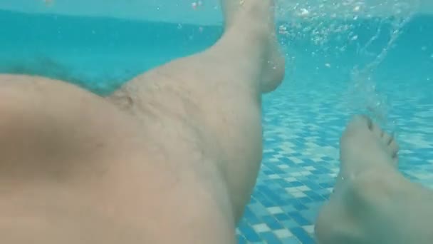 Τα αντρικά πόδια κρέμονται στην πισίνα. — Αρχείο Βίντεο