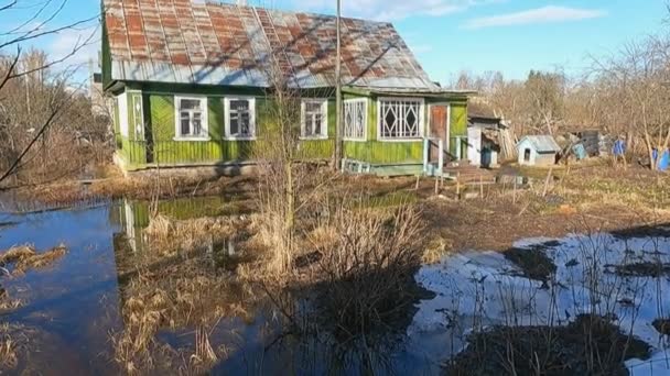 Het prive-huis in het voorjaar overstroming van het water van het gebied — Stockvideo