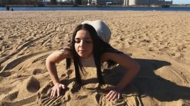 Güneşli bir sabahta kız yoga esneme egzersizleri yapıyor.