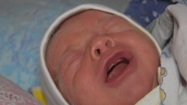 O bebê jaz no berço e grita — Vídeo de Stock