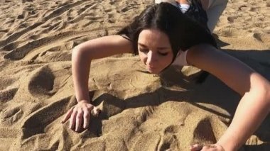 Sportif bir kızın spor sabahları esneme egzersizi.