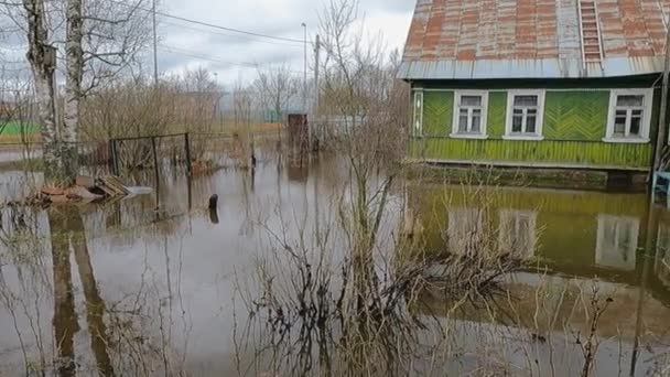 Весной разлив реки после дождя затопил сад и дом во время наводнения — стоковое видео